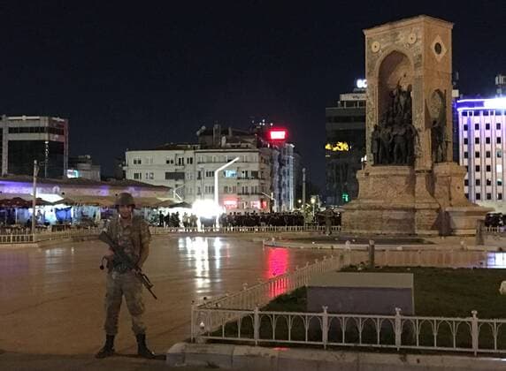 Putschversuch in der Türkei - Bilder aus Istanbul Fighting erupts in Turkey as military members attempt coup Military personnel gather at Istanbul s Taksim Square on July 15, 2016. At least 60 people, including civilians, were killed in the day s fighting between security forces loyal to the government and some members of the military attempting to stage a coup, according to media reports. 