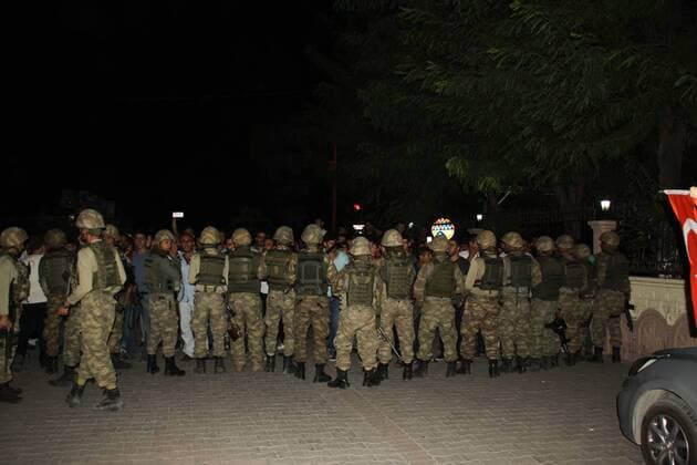 Putschversuch in der Türkei - Bilder aus Siirt A group of Turkish Army forces and Turkish citizen fight at Siirt, southeast of Turkey. A group of Turkey s armed forces controls Bosphorus Bridge today at Istanbul. A group of Turkey s armed forces said on Friday they had taken power in the country to protect the democratic order and to maintain human rights. Turkish people on Turkish tanks.(Misbah YÄ±lmaz - Depo Photos)  15438101