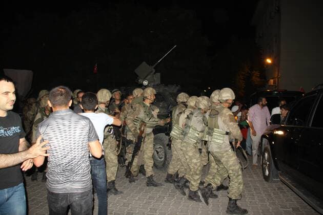 Putschversuch in der Türkei - Bilder aus Siirt A group of Turkish Army forces and Turkish citizen fight at Siirt, southeast of Turkey. A group of Turkey s armed forces controls Bosphorus Bridge today at Istanbul. A group of Turkey s armed forces said on Friday they had taken power in the country to protect the democratic order and to maintain human rights. Turkish people on Turkish tanks.(Misbah YÄ±lmaz - Depo Photos)  15438102