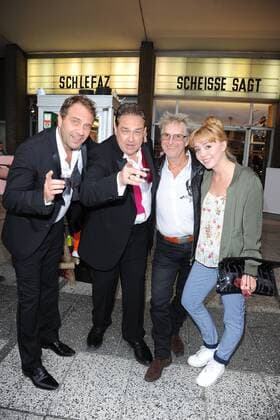 Premiere Schlefaz, die Schlechtesten Filme aller Zeiten Peter Ruetter, Oliver Kalkofe, Martin Semmelrogge, Joanna Semmelrogge Premiere Schlefaz, die Schlechtesten Filme aller Zeiten im Kino International in Berlin am 15.07.20165