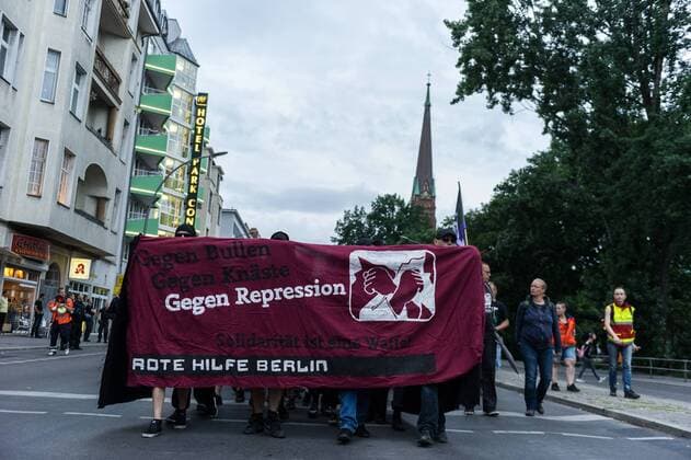Gegen Bullen Gegen Knäste Gegen Repression steht während einer Solidaritätsdemonstration am 16.07.2016 in Berlin, Deutschland auf dem Fronttransparent. Ca 100 Menschen gingen in Solidarität für zwei Demonstranten auf die Straße die bei einer Demonstration in der RIgaer Straße vor einer Woche verhaftet wurden.