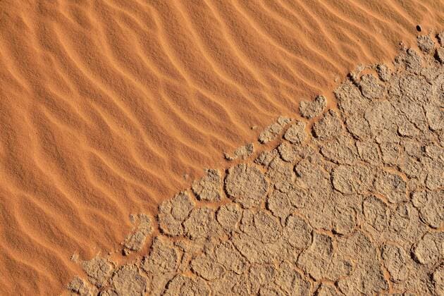 Wellen im Sand und gesprungene Erdoberfläche, Lehmpfanne, Tassili N Ajjer, UNESCO-Weltnaturerbe, Sahara, Algerien, Afrika Copyright: imageBROKER/EgmontxStrigl ibxest04368452.jpg