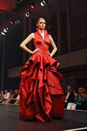 Heimtextil Frankfurt 2014. Ein weibliches Model anläßlich der Exklusiven Premiere der Abendmodelle aus dem Modeseminar der Modeschule Brigitte Kehrer und Designer Harald Glööckler am 16.07.2016 im Rosengarten Mannheim.