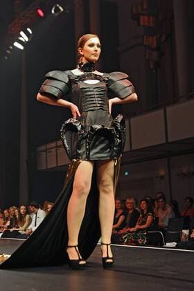 Heimtextil Frankfurt 2014. Ein weibliches Model anläßlich der Exklusiven Premiere der Abendmodelle aus dem Modeseminar der Modeschule Brigitte Kehrer und Designer Harald Glööckler am 16.07.2016 im Rosengarten Mannheim.