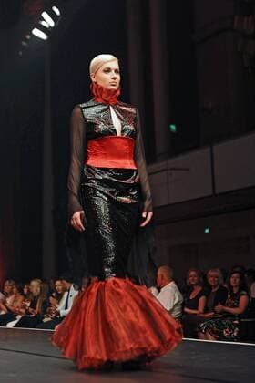 Heimtextil Frankfurt 2014. Ein weibliches Model anläßlich der Exklusiven Premiere der Abendmodelle aus dem Modeseminar der Modeschule Brigitte Kehrer und Designer Harald Glööckler am 16.07.2016 im Rosengarten Mannheim.