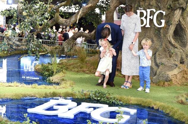 Rafe Spall und Gattin Elize du Toit mit Kindern Lena Spall und Rex Spall bei der Premiere des Kinofilms BFG - Big Friendly Giant The BFG im Odeon Leicester Square. London, 17.07.2016 Rafe Spall, Elize du Toit mit Kindern Lena Spall und Rex Spall  Foto:xS.xVasx xFuturexImage