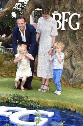 Rafe Spall und Gattin Elize du Toit mit Kindern Lena Spall und Rex Spall bei der Premiere des Kinofilms BFG - Big Friendly Giant The BFG im Odeon Leicester Square. London, 17.07.2016 Rafe Spall, Elize du Toit mit Kindern Lena Spall und Rex Spall  Foto:xS.xVasx xFuturexImage