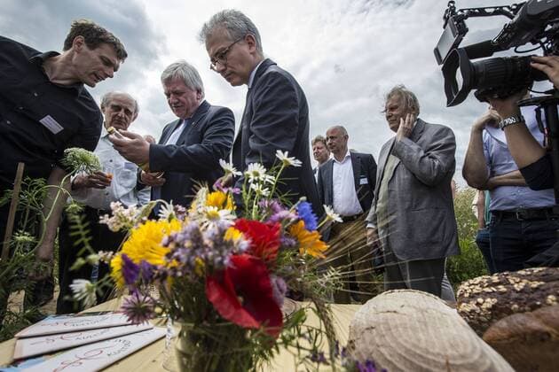 Pressetermin Rundfahrt Ministerpräsident Volker Bouffier und sein Stellvertreter Tarek Al-Wazir ziehen Halbzeitbilanz der Hessischen Landesregierung , Dottenfelder Hof, Bad Vilbel, Bild x von 10 Bad Vilbel, (für LOK), 27.06.2016 Pressetermin Rundfahrt mit Presservertretern Ministerpräsident Volker Bouffier und sein Stellvertreter Tarek Al-Wazir ziehen Halbzeitbilanz der Hessischen Landesregierung , Dottenfelder Hof, Bad Vilbel, im Bild: Volker Bouffier (CDU, Ministerpräsident des Landes Hessen) und Tarek Al-Wazir (Bündnis 90 Die Grünen, stellvertretender Ministerpräsident des Landes Hessen, Minister für Wirtschaft, Energie, Verkehr und Landesentwicklung) informieren auf dem Dottenfelder Hof in Bad Vilbel über ökologische Landwirtschaft, hier bei der Verkostung von Möhrensaft aus Möhren der Möhrensorte Rodelika, Martin von Mackensen (Vorstand der Landbauschule Dottenfel