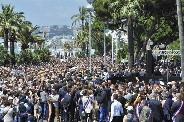 Anschlag in Nizza - Schweigeminute auf der Promenade des Anglais- La foule 18 07 2016 NORBERTSCANELLA PANORAMIC 