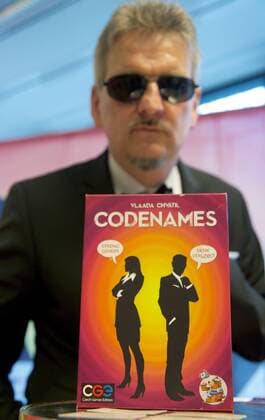 Einmal jaehrlich schauen Fans von analogen Brettspielen gebannt nach Berlin zur Verleihung vom Spiel des Jahres . 2016 hat das Sprachjonglierspiel Codenames das Rennen gemacht. Foto: Praesentation des Spiels Codenames am Montag (18.07.16) in Berlin. (Siehe epd-Meldung vom 18.07.2016) Sprachjonglierspiel Codenames ist Spiel des Jahres 2016 Copyright: epd-bild RolfxZoellner EDITORIAL USE ONLY