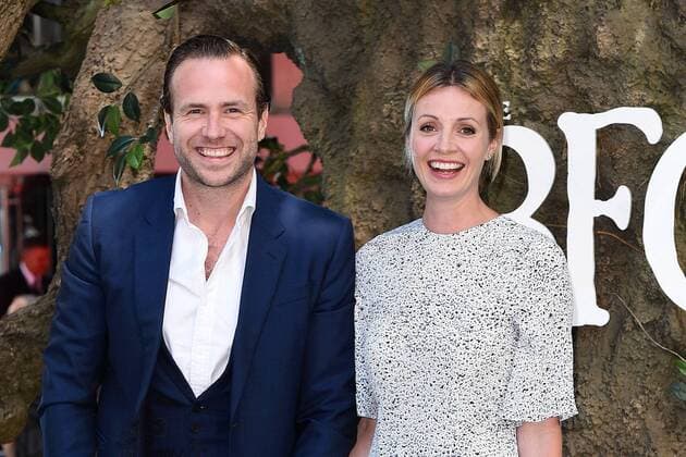 Rafe Spall und seine Ehefrau Elize du Toit bei der The BFG ( Sophiechen und der Riese ) Premiere am 17.07.2016 in London The BFG Kinopremiere in London, 2016 