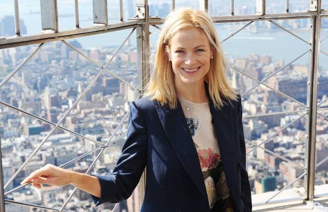 Oct. 7, 2010 - Manhattan, New York, U.S. - Supermodel CAROLYN MURPHY lights and tours the Empire State Building to commemorate Jumpstart s Read For The Record! in support of early literacy. - ZUMAb09_