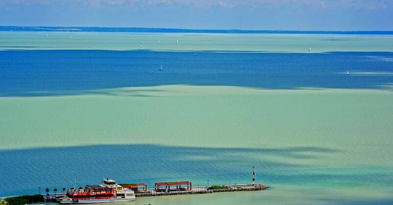 Plattensee, Balaton bei Tihany mit Segelschiffen  1033901541