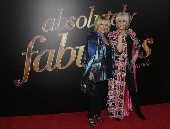 Bilder des Tages Jennifer Saunders and Joanna Lumley arrive on the red carpet at the Absolutely Fabulous: The Movie New York premiere at SVA Theater on July 18, 2016 in New York City.  NYP20160718102 JOHNxANGELILLO