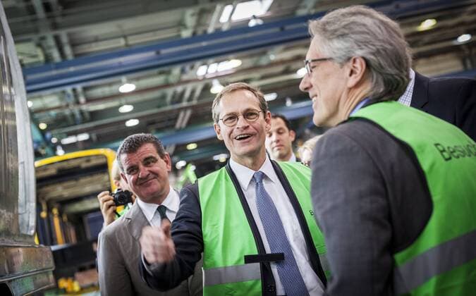 Bilder des Tages Regierender Bürgermeister Michael Müller besucht die Firma STADLER in Pankow Europa,Deutschland,Berlin, 19.07.2016: Michael Müller und der Berliner Senat besuchen den Bezirk Pankow. Der Fahrzeugbauer STADLER ist einer der größten Arbeitgeber im Bezirk. Es gibt Gespräche und Konzepte über die Problemlagen des Bezirks.