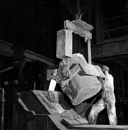 European Recovery Act, known as The Marshall Plan, the United States programme for the rebuilding of Europe after World War II and to stop the spread of Communism. Beginning in 1947, the plan lasted for four years. Pouring molten steel from a ladle: Roy WHA  !ACHTUNG AUFNAHMEDATUM GESCHÄTZT! Copyright: WHA UnitedArchives011707