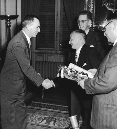 European Recovery Act, known as The Marshall Plan, the United States programme for the rebuilding of Europe after World War II and to stop the spread of Communism. Beginning in 1947, the plan lasted for four years. Greek railway workers presenting the American Ambassador, Milton Katz, with a branch of an olive tree. WHA  !ACHTUNG AUFNAHMEDATUM GESCHÄTZT! Copyright: WHA UnitedArchives011709