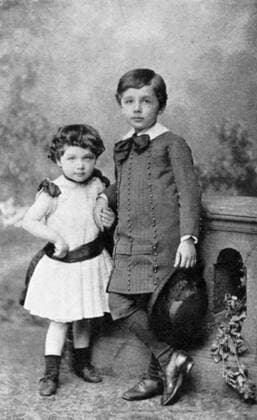 Albert Einstein (1879-1955) German-Swiss mathematician: Relativity. Einstein and his sister Maja as small children. WHA  !ACHTUNG AUFNAHMEDATUM GESCHÄTZT! Copyright: WHA UnitedArchives0390001443