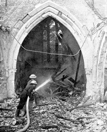 British fire-fighters damping down smouldering roof timbers of a church hit by German bombs: June 1940. World War II. WHA  !ACHTUNG AUFNAHMEDATUM GESCHÄTZT! Copyright: WHA UnitedArchives0390002246