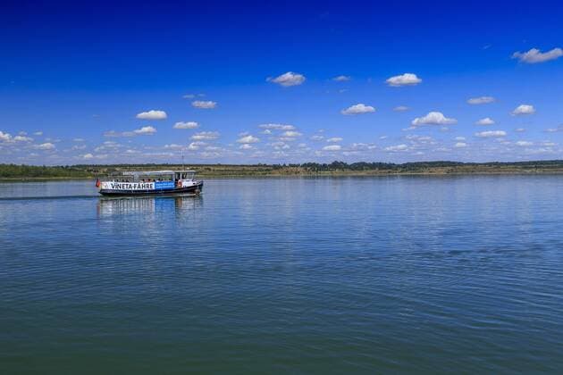 TopReiseziel Lausitzer Seenland Aus Tagebau Espenhain wurde Störmthaler See DEU Sachsen Leipzig Â +49171 6254657 Der Störmthaler See im Süden von Leipzig entstand durch die Flutung des Südostteils des ehemaligen Braunkohletagebaus Espenhain. Der künstliche See wurde im April 2014 als Badegewässer freigegeben und ist mit dem benachbarten Markkleeberger See mit einer schiffbaren Schleuse verbunden. Rings um den See enstanden mehrere Strandabschnitte und eine Ferienresort. Mit einer Fähre kann man von hier aus das schwimmende Kunstprojekt VINETA auf dem Störmthaler See besuchen, es gilt mit einer Höhe von 15 m derzeit als höchstes schwimmendes Bauwerk auf einem deutschen See und erinnert an die Orte, die dem Braunkohletagebau weichen mussten. Das Leipziger Neuseenland verändert sich immer mehr in eine künstliche 7-Seenlandschaft mit einem hohen touristischen Potential. Die Gesamtfläche der nach dem Braunk