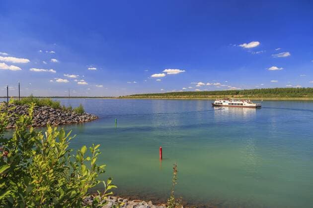 Santa Barbara im Zwenkauer See DEU Sachsen Zwenkau Â +49171 6254657 Am südlichen Stadtrand von Leipzig, angrenzend an die Stadt Zwenkau befindet sich der Zwenkauer See. Bis zum Jahr 1999 wurde im Tagebau Zwenkau Braunkohle abgebaut. Nach der vollständigen Flutung ist der Zwenkauer See mit knapp 10 qkm das größte Gewässer im südlichen Leipziger Neuseenland. Mit seinen entstehenden Freizeitanlagen am Nordufer des Sees, der großen Wasserfläche und den vielen Grünflächen rund um den See, wird der Zwenkauer See ein Highlight für Erholungsuchende, Wassersportler und Besucher. Am Südufer des Sees befindet sich das Kap Zwenkau mit Hafenflair, Seefeeling, Uferpromenade, Park- und Grünanlagen, CafÃs, Restaurants, Einkaufsmöglichkeiten sowie einem Yachthafen. Seit 2008 verkehrt das MS SANTA BARBARA auf dem Zwenkauer See mit bis zu 150 Personen. In den vergangenen15 Jahren entstand i