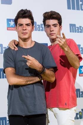 Spanish singers Gemeliers during the premiere of Mascotas at Kinepolis cinema in Madrid. July 21, 2016.  (20160721015)