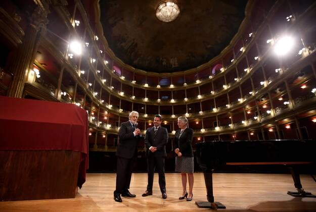 Spanish tenor Placido Domingo (L) talks to Jalisco s Governor Aristoteles Sandoval (C) and Jalisco s Secretary of Culture Myriam Vaches (R) during a visit at Degollado Theater, headquarters of the 24th Edition of Operalia, in Guadalajara, Jalisco, Mexico, 21 July 2016. SPANISH TENOR PLACIDO DOMINGO VISITS HEADQUARTERS OF PERALIA IN GUADALAJARA !ACHTUNG: NUR REDAKTIONELLE NUTZUNG!  MEX013 20160721-636047417917881422