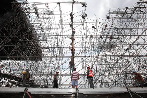 Dozens of experts in sound, video, light and stage structures, work in the construction of a giant stage for the Hell and Heaven Metal Fest 2016 that will count wih the German band Rammstein in Mexico City, Mexico, 21 July 2016. EFE Mario Guzman GREMAN MUSIC BAND RAMMSTEIN TO PERFORM IN MEXICO DURING THE HELL AND HEAVEN 2016 !ACHTUNG: NUR REDAKTIONELLE NUTZUNG!  MEX021 20160722-636047435172556343
