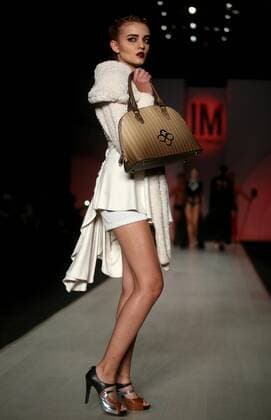 A model wears a creation by Mexican designer Aline Moreno during the Fashion Week IM Intermoda in city of Guadalajara, Mexico, 21 Juny 2016. INTERMODA IN MEXICO !ACHTUNG: NUR REDAKTIONELLE NUTZUNG!  MEX01 20160722-636047565673173397