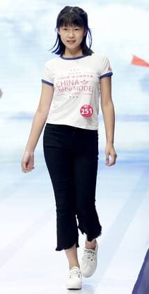 Kinder Modelwettbewerb in Peking (160722) -- BEIJING, July 22, 2016 -- A girl walks on the runway during the final of a children s model competition held in Beijing, capital of China, July 22, 2016. A total of 260 children from more than 20 cities in China took part in the competition. ) (zyd) CHINA-BEIJING-CHILDREN-MODEL COMPETITION (CN) ChenxJianli 