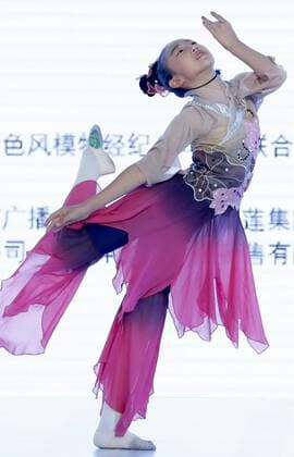 Kinder Modelwettbewerb in Peking (160722) -- BEIJING, July 22, 2016 -- A girl performs during the final of a children s model competition held in Beijing, capital of China, July 22, 2016. A total of 260 children from more than 20 cities in China took part in the competition. ) (zyd) CHINA-BEIJING-CHILDREN-MODEL COMPETITION (CN) ChenxJianli 