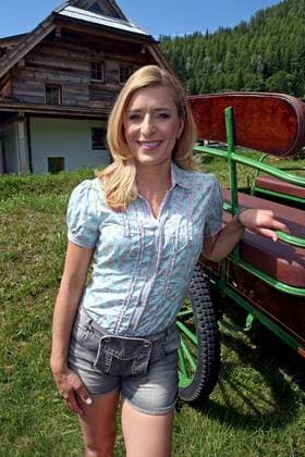 ORF Wenn die Musi spielt . Sängerin Stefanie Hertel am Rande des Künstlertreffs zum Musik Open Air Wenn die Musi spielt am 22.07.2016 auf dem Festgelände in Bad Kleinkirchheim.