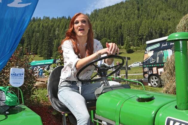 ORF Wenn die Musi spielt . Sängerin Anni Perka am Rande des Künstlertreffs zum Musik Open Air Wenn die Musi spielt am 22.07.2016 auf dem Festgelände in Bad Kleinkirchheim.