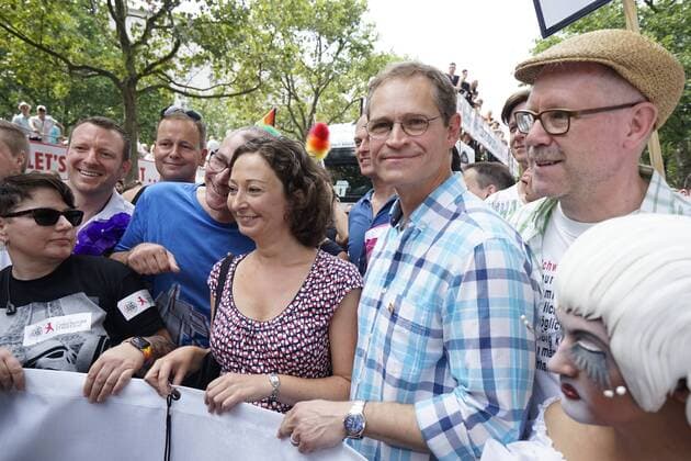 CSD in Berlin GER, Berlin,20160723, Demo, der 38. CDS, Christopher Street Day, Organisatoren rechnen mit 750.000 Menschen, Motto Danke für nix Thanks for nothing, mit Michael Müller ( Regierender Bürgermeister von Berlin, SPD), Ramona Pop (Spitzenkandidatin von Bündnis90 Die Grünen),