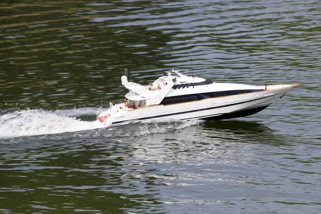 6. Großes Schiffmodellbautreffen Modellbaubörse Sail & Road im Britzer Garten in Berlin am 24.07.2016. Modellbauvereine aus Berlin und dem Umland stellen am 24. Juli ihre Schiffsmodelle aus. Der Sail & Road Modellbauclub Berlin e.V. ist am 24. Juli 2016 Ausrichter des 6. Großen Schiffmodellbautreffens im Britzer Garten – Berlin. Dieses Event findet alljährlich statt und ist inzwischen ein Stelldichein Berliner und überregionaler Schiffsmodellbauclubs mit ihren Modellen.An den Ständen und bei Manövern im Hafen können Schlepper, dampfbetriebene Boote, Passagierdampfer, Fracht- und Arbeitsschiffe, Schaufelraddampfer, edle Yachten und Fischereifahrzeuge bestaunt werden. Ziel der Veranstaltung ist es dem Publikum den Schiffs-Modellsport nahe zu bringen und auch ein Forum für den Erfahrungsaustausch zu bieten Neben der umfangreichen Präsentation von Schiffsmodellen durch die beteiligten Mo