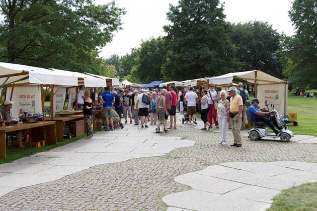 6. Großes Schiffmodellbautreffen Modellbaubörse Sail & Road im Britzer Garten in Berlin am 24.07.2016. Modellbauvereine aus Berlin und dem Umland stellen am 24. Juli ihre Schiffsmodelle aus. Der Sail & Road Modellbauclub Berlin e.V. ist am 24. Juli 2016 Ausrichter des 6. Großen Schiffmodellbautreffens im Britzer Garten – Berlin. Dieses Event findet alljährlich statt und ist inzwischen ein Stelldichein Berliner und überregionaler Schiffsmodellbauclubs mit ihren Modellen.An den Ständen und bei Manövern im Hafen können Schlepper, dampfbetriebene Boote, Passagierdampfer, Fracht- und Arbeitsschiffe, Schaufelraddampfer, edle Yachten und Fischereifahrzeuge bestaunt werden. Ziel der Veranstaltung ist es dem Publikum den Schiffs-Modellsport nahe zu bringen und auch ein Forum für den Erfahrungsaustausch zu bieten Neben der umfangreichen Präsentation von Schiffsmodellen durch die beteiligten Mo