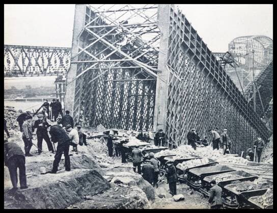 IMAGO History, Zweiter Weltkrieg: 1939 - 1945 German soldiers stand guard as Polish prisoners of war are forced to mine rock. Taken in Warsaw, shortly after the invasion of Poland in 1939. WorldxHistoryxArchive