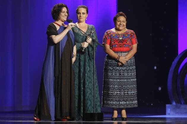 Director of the Brazilian film A que horas ela volta? Anna Muylaert (C) is holds the Platino Award to Education and Cinema handed by Guatemalan Nobel Peace Prize Rigoberta Menchu (R) during the 3rd Platino Ibero-American Film Awards in Punta del Este, Uruguay, 24 July 2016. ni PREMIOS PLATINO !ACHTUNG: NUR REDAKTIONELLE NUTZUNG!  PLA037 20160725-636050166741426528