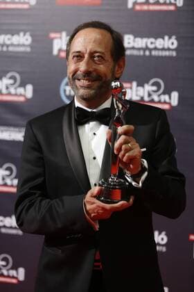 Argentinian actor Guillermo Francella poses with his Best Actor Award for El Clan during the 3rd Platino Ibero-American Film Awards in Punta del Este, Uruguay, 24 July 2016. PREMIOS PLATINO !ACHTUNG: NUR REDAKTIONELLE NUTZUNG!  PLA065 20160725-636050245136294381