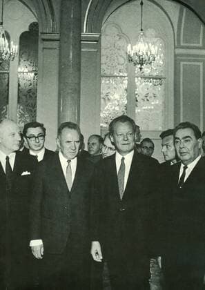 Moskauer Vertrag wird unterzeichnet, 50. Jahrestag am 12. August Left to right, front row: West German Foreign Minister Walter Scheel, Soviet Prime Minister Kosygin, Chancellor Willy Brandt, and Soviet Secretary General Leonid Brezhnev, meeting to sign the Moscow Treaty, 1970. WHA  !ACHTUNG AUFNAHMEDATUM GESCHÄTZT! Copyright: WHA UnitedArchives011997A