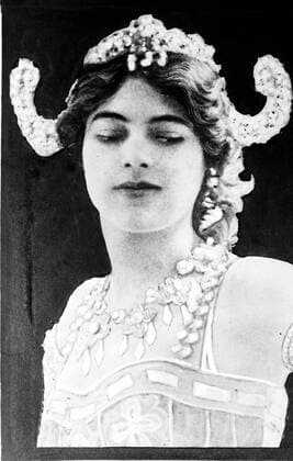 Mata Hari (stage name of Margaretha Geertruida Grietje Zelle -1876-1917). Dutch exotic dancer and courtesan arrested in Paris by the French, executed by firing squad for spying for Germany during World War I. Espionage WHA  !ACHTUNG AUFNAHMEDATUM GESCHÄTZT! Copyright: WHA UnitedArchives014951