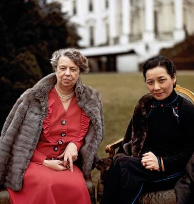 Berühmte Feministinnen, Eleanor Roosevelt Eleanor Roosevelt in front of the White House with Soong Mei-ling (Madame Chiang Kai-shek), first lady of the Republic of China. February 1943 WHA  !ACHTUNG AUFNAHMEDATUM GESCHÄTZT! Copyright: WHA UnitedArchives015348