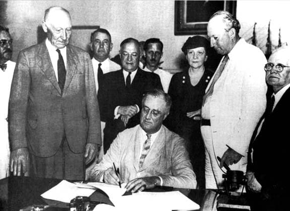 United States President Franklin D. Roosevelt signing the Social Security Bill in 1935 WHA  !ACHTUNG AUFNAHMEDATUM GESCHÄTZT! Copyright: WHA UnitedArchives015525