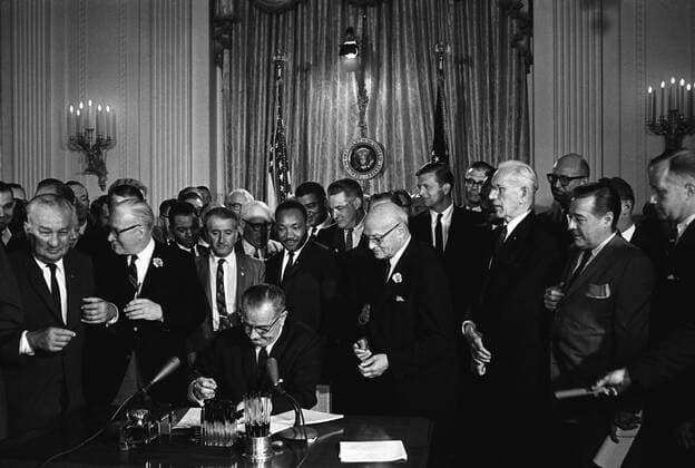IMAGO History, U.S. Bürgerrechtsbewegung: 1954-1968 Lyndon Baines Johnson (1908 – 1973), referred to as LBJ, served as the 36th President of the United States from 1963 to 1969. Lyndon Johnson signing the Civil Rights Act, 2 July 1964. Martin Luther king Jnr. looks on behind the President WHA  !ACHTUNG AUFNAHMEDATUM GESCHÄTZT! Copyright: WHA UnitedArchives015944