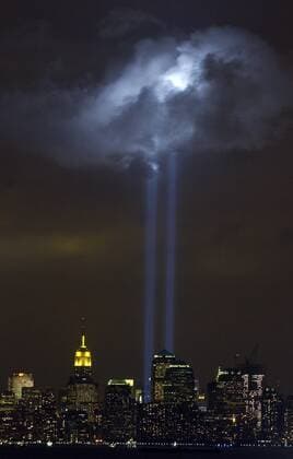New York City, N.Y. (Sept. 9, 2004) - As the anniversary of the September 11, 2001 terrorist attack approaches, a test of the Tribute in Light Memorial illuminates a passing cloud above lower Manhattan. The twin towers of light, made-up of 44 searchlights near Ground Zero, are meant to represent the fallen twin towers of the World Trade Center. Depending on weather conditions, the columns of light can be seen for at least 20 miles around the trade center complex. U.S. Coast Guard photo WHA  !ACHTUNG AUFNAHMEDATUM GESCHÄTZT! Copyright: WHA UnitedArchives017553