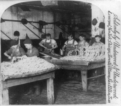The sausage department, Armour s great packing house, Chicago, U.S.A. Men and boys stuffing sausage skins at two tables. photoprint on stereo card c1893. WHA  !ACHTUNG AUFNAHMEDATUM GESCHÄTZT! Copyright: WHA UnitedArchives020019