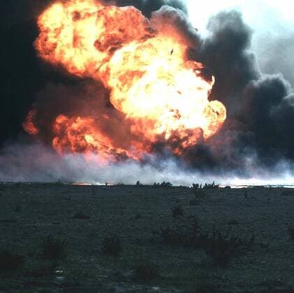 Burning oilfield during Operation Desert Storm, Kuwait Date Cropped from an undated WHA  !ACHTUNG AUFNAHMEDATUM GESCHÄTZT! Copyright: WHA UnitedArchives020285