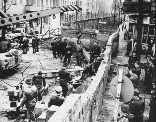 Construction of the Berlin Wall. dividing East from West Germany. 1961 WHA  !ACHTUNG AUFNAHMEDATUM GESCHÄTZT! Copyright: WHA UnitedArchives020486