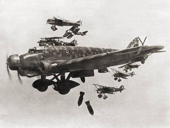 A Savoia-Marchetti SM.81 during a bombing raid. The black crosses distinctives in the tails are Saint Andrew s Cross, the insignia of the Spanish Nationalist Air Force (Franco side). Small planes are FIAT CR.32 of the Italian XVI Gruppo Autonomo Cucaracha. Spanish Civil War WHA  !ACHTUNG AUFNAHMEDATUM GESCHÄTZT! Copyright: WHA UnitedArchives022149
