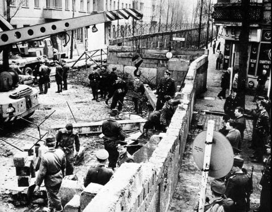 Building the Berlin Wall, dividing East and West Berlin, Germany 1961 WHA  !ACHTUNG AUFNAHMEDATUM GESCHÄTZT! Copyright: WHA UnitedArchives023520